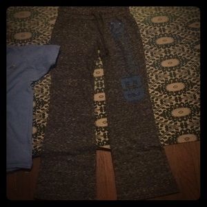 Sweatpants (s) and t-shirt(s)